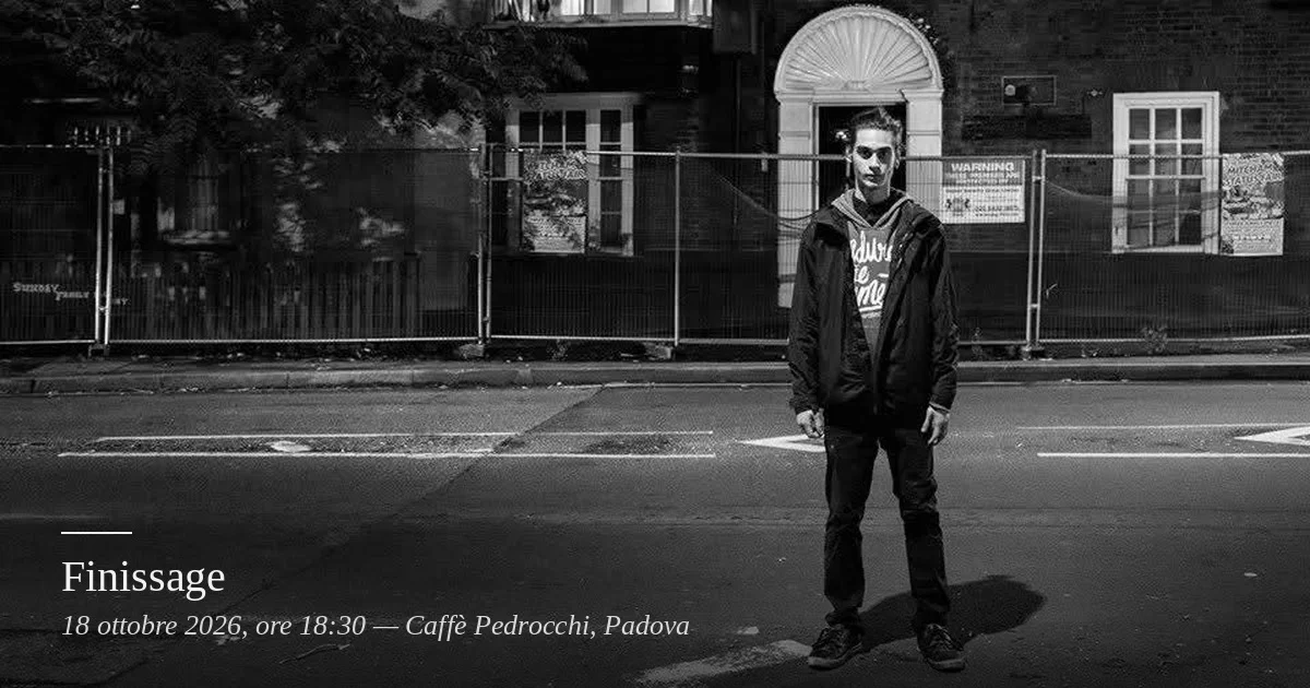 Fotografia in bianco e nero di un ragazzo in piedi in strada davanti al pub Burn Bullock, dietro una recinzione di cantiere. Testo sull'immagine: Finissage, 18 ottobre 2026, ore 18:30, Caffè Pedrocchi, Padova.