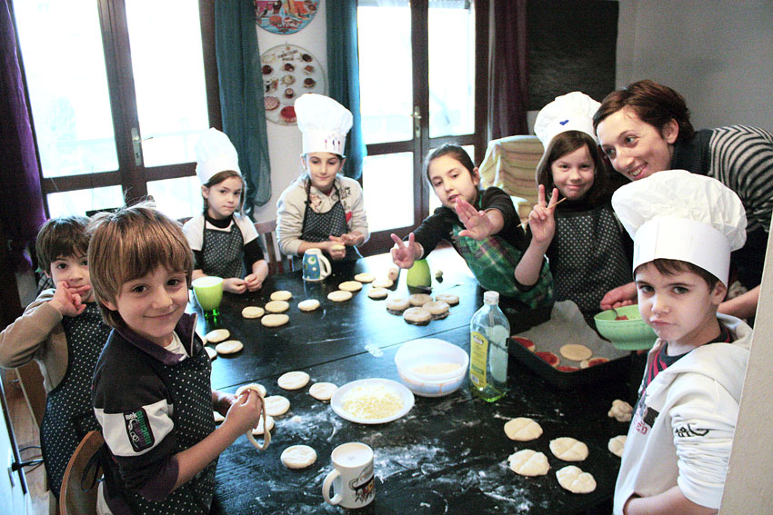 bambini del CORSOmisto in cucina